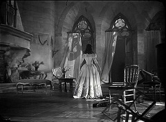 『乙女の星』 1946　約1時間10分：大広間、大階段の向かい　フランス窓と揺れるカーテン　左に暖炉