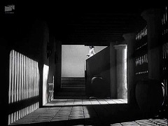 『扉の蔭の秘密』 1947　約21分：「魅惑の大農園」　一階廊下、奥に階段