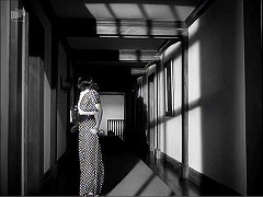 『扉の蔭の秘密』 1947　約1時間4分：二階廊下、奥から＋格子の影