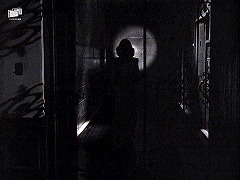 『扉の蔭の秘密』 1947　約1時間12分：部屋コレクションへの格子戸から奥へ＋左の壁に装飾格子の影