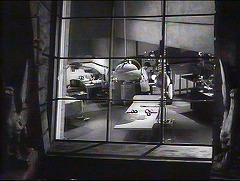 『凸凹フランケンシュタインの巻』 1948　約23分：実験室、窓の外から