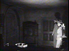 『凸凹フランケンシュタインの巻』 1948　約41分：一階廊下左側、扉が二つある空間　左の扉は地下へ