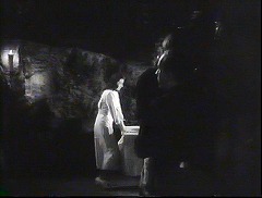 『凸凹フランケンシュタインの巻』 1948　約1時間10分：隠し通路　奥を左右に隠し部屋から実験室へ、それと直交して手前は海岸へ