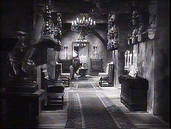 『凸凹フランケンシュタインの巻』 1948　約1時間14分：二階(?)廊下　奥に実験室
