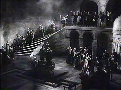『ハムレット』 1948　約1時間13分：舞台の間、上から