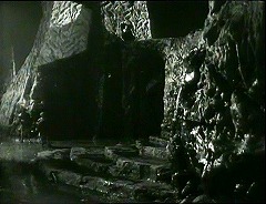 『マクベス』 1948　約33分：中央に城門、左に二棟、右に門の上の通路への階段