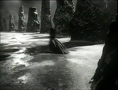 『マクベス』 1948　約1時間31分：中庭の岩柱列