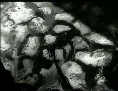 『マクベス』 1948　約1時間36分：中庭の石畳、ほぼ真上から
