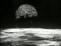 『マクベス』 1948　約1時間37分：打ち破られた半円ドーム型扉の影