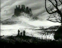 『マクベス』 1948　約1時間42分：城の外観　手前にY字状杖を手にした魔女たち