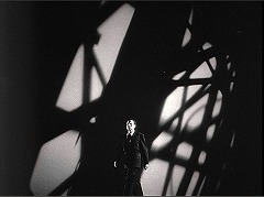 『上海から来た女』 1948　約1時間21分：動く壁に格子の影