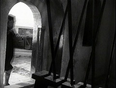 『オセロ』 1952　約37分：城への入口　槍の列