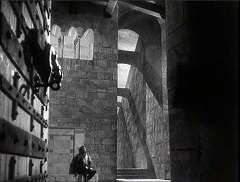 『オセロ』 1952　約39分：右奥に壁と壁の間の通路のある空間、やや下から、左手前に扉