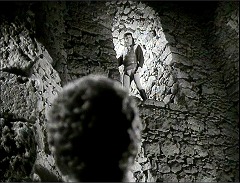 『オセロ』 1952　約49分：粗石壁の螺旋階段、上に開口部　下から