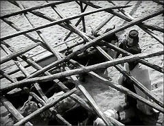『オセロ』 1952　約54分：木組みを屋根代わりにした街路、上から
