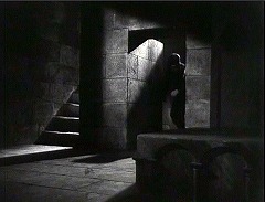 『オセロ』 1952　約1時間23分：扉の上に小アーケードのある広間への階段口