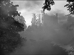 『わが青春のマリアンヌ』 1955　約2分：城の外観＋霧