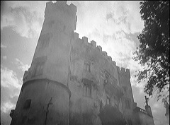 『わが青春のマリアンヌ』 1955　約3分：城の外観、すぐ下から＋霧