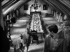 『わが青春のマリアンヌ』 1955　約18分：食堂　入口の階段の上から