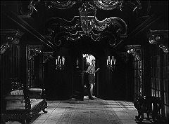 『わが青春のマリアンヌ』 1955　約45分：館　廊下、奥に玄関扉
