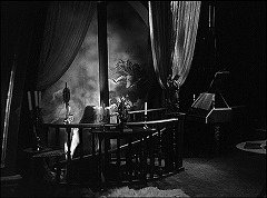 『わが青春のマリアンヌ』 1955　約51分：館　吹抜に面した二階