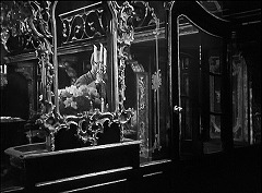 『わが青春のマリアンヌ』 1955　約1時間26分：館　左の部屋のさらに奥