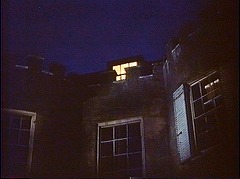 『フランケンシュタインの逆襲』 1957　約44分：館の上の方の部分、夜