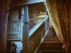『フランケンシュタインの逆襲』 1957　約1時間8分：玄関広間の階段附近、下から