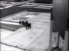 『宇宙からの侵略生物』 1957　約34分：凹みのあるコンクリートの広場、上から