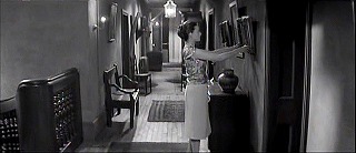 『恋人たち』 1958　約13分：二階廊下　手前左に一階への階段