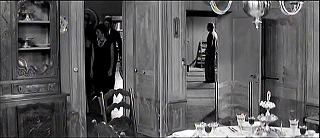 『恋人たち』 1958　約46分：手前に食堂　左の扉から部屋一つはさんで書斎　右の扉から玄関広間