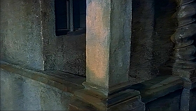 『吸血鬼ドラキュラ』 1958　約1分：捻り柱のある狭いバルコニー