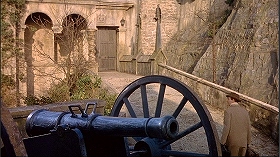 『吸血鬼ドラキュラ』 1958　約3分：城の玄関への橋と大砲