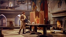 『吸血鬼ドラキュラ』 1958　約4分：広間、扉の向かいの暖炉附近