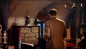 『吸血鬼ドラキュラ』 1958　約9分：ハーカーのための部屋、机の上に薬箪笥風キャビネット