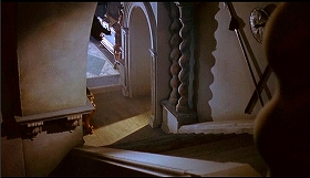 『吸血鬼ドラキュラ』 1958　約13分：二階から三階への階段、上から