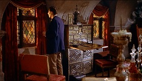 『吸血鬼ドラキュラ』 1958　約17分：ハーカーのための部屋、机状キャビネット＋その下半