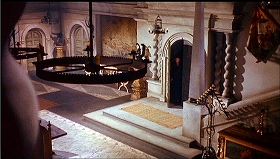『吸血鬼ドラキュラ』 1958　約28分：広間、二階歩廊から