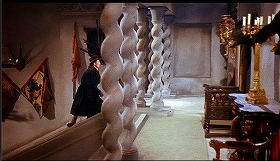 『吸血鬼ドラキュラ』 1958　約28分：二階歩廊、奥から階段の方へ