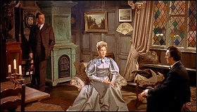 『吸血鬼ドラキュラ』 1958　約31分：一階の居間、奥左寄りに陶製ストーヴ