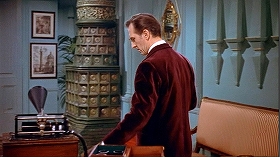 『吸血鬼ドラキュラ』 1958　約36分：ホテルの部屋、陶製ストーヴ、右の壁の矢状装飾