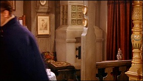 『吸血鬼ドラキュラ』 1958　約47分：ルーシーの部屋、奥右寄りに陶製ストーヴ