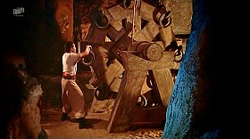 『シンバッド七回目の航海』 1958　約1時間10分：地底城への洞窟　ドラゴンの鎖の操輪