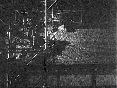 『怪猫有馬御殿』 1953　約45分：屋根から足場へ