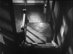 『怪猫岡﨑騒動』 1954　約43分：天守最上階への階段、上から