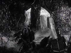 『蜘蛛巣城』 1957　約12分：蜘蛛手の森　木の向こうに白い小屋