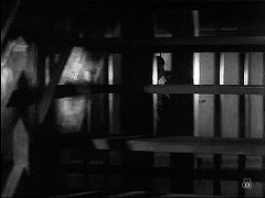 『蜘蛛巣城』 1957　約1時間38分：城　宴の間を出た先の廊下　格子、左に上への階段