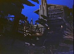 『鳴門秘帖』 1957、約1時間33分：巨大な廃船、夜