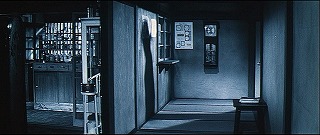 『亡霊怪猫屋敷』 1958　約14分：医院の受付附近、壁に老婆の影