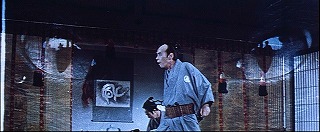 『亡霊怪猫屋敷』 1958　約50分：将監の部屋＋猫の眼　床の間に文字風意匠の掛軸